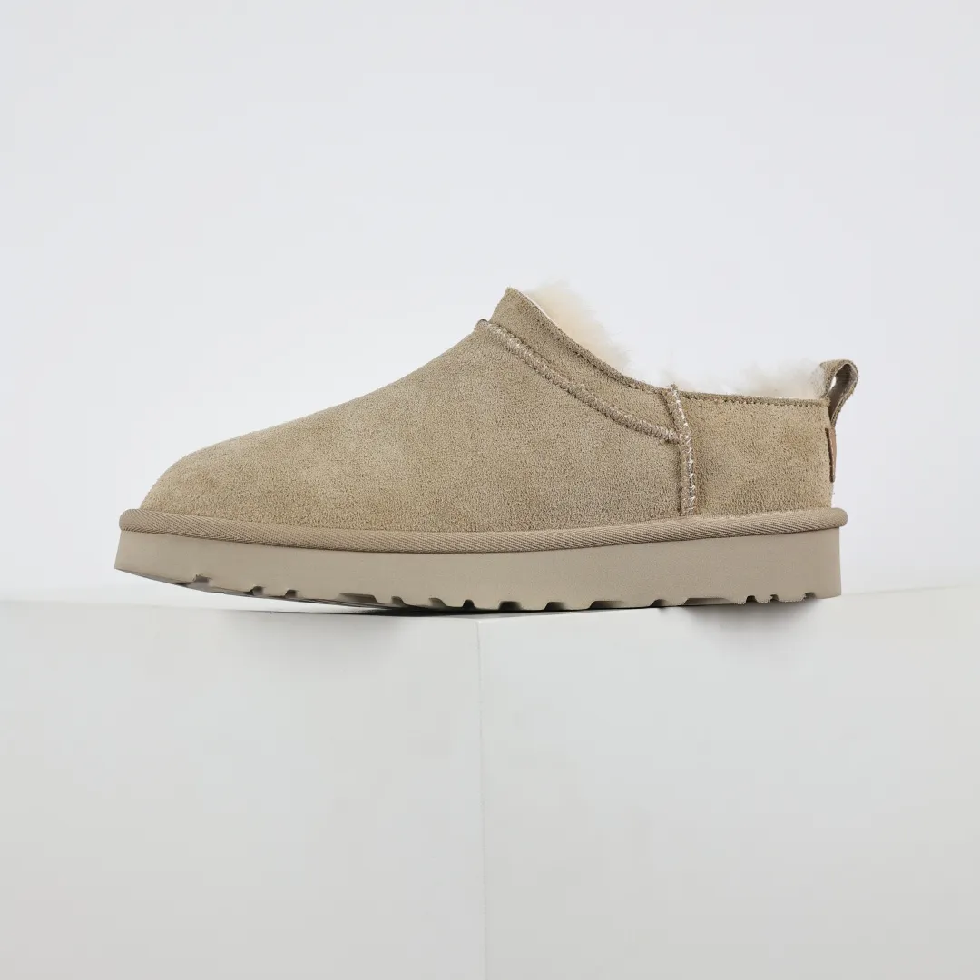 Pick up locally 💰520 Core recommendation Good price Independently developed original outsole, cashmere insole, keeping warm in winter, suitable for home use. In recent years, uug has launched a style series, which is partially skewed towards the preferences of young consumers, and has also been at the forefront of fashion trends. Shoe body material, water-repellent coated suede upper, 17mm UGGPURE™ implanted wool insole, lightweight non-slip and comfortable rubber outsole, with brand LOGO, complete packaging, size: 35 36 37 38 39 40